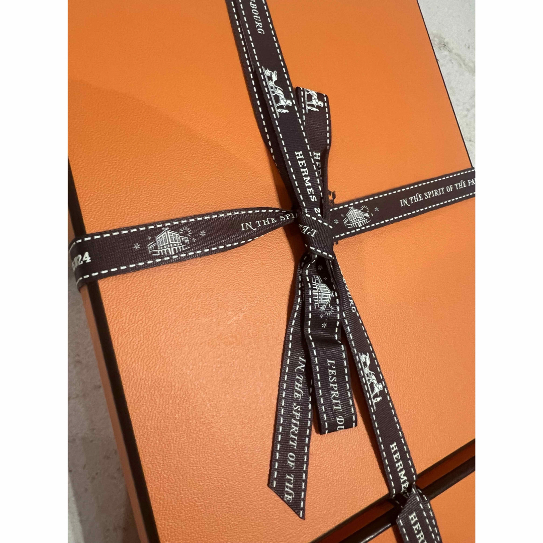 Hermes(エルメス)のエルメス　オレンジボックス　2024年　リボン　美品 レディースのバッグ(ショップ袋)の商品写真