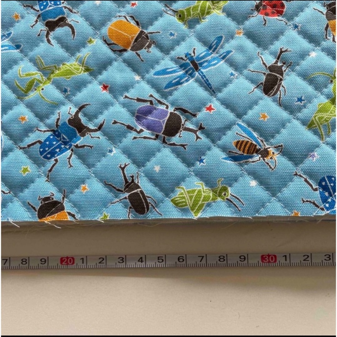 昆虫 生地 端切れ ハギレ キルティング 105 x 30cm ハンドメイドの素材/材料(生地/糸)の商品写真
