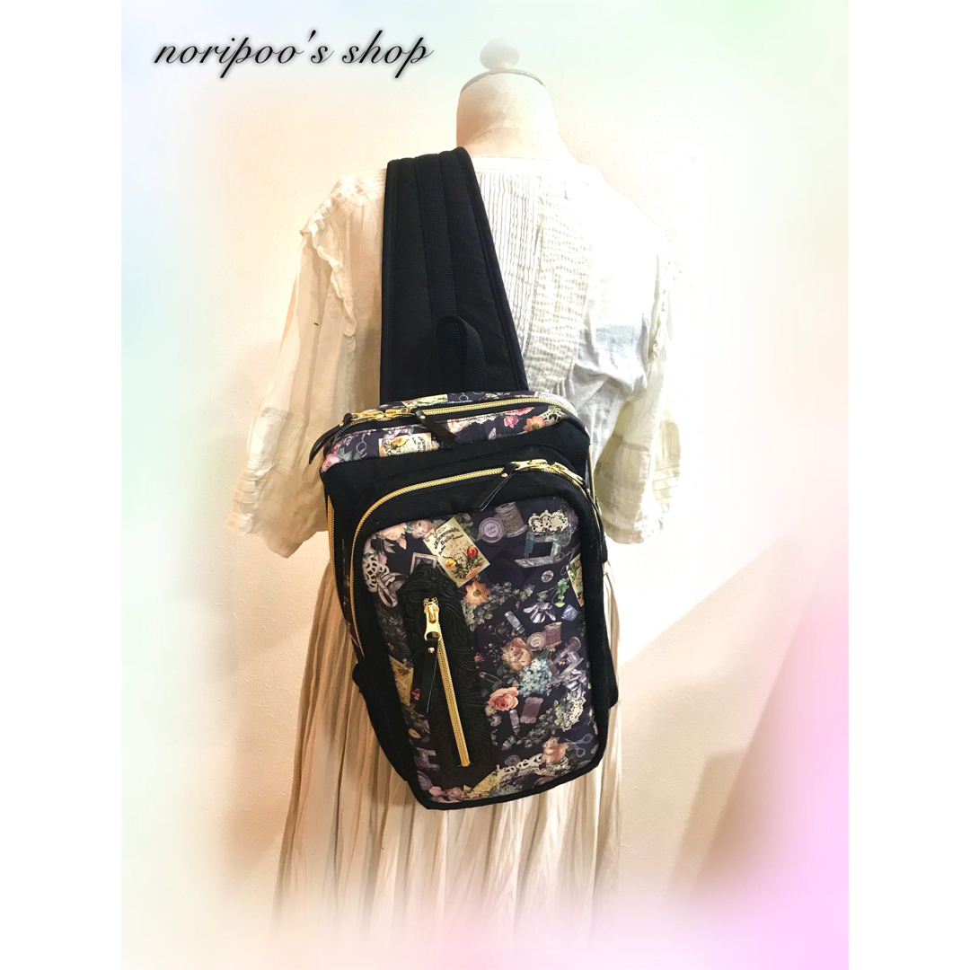 noripooの2ルームボディバッグ　ジョリーフルール　リス柄 ハンドメイドのファッション小物(バッグ)の商品写真