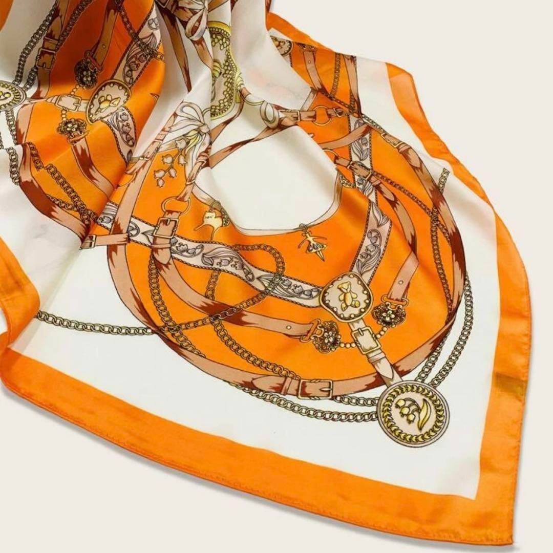 スカーフ シルクタッチ 大判 オレンジ チェーン柄 バックスカーフ ストール レディースのファッション小物(バンダナ/スカーフ)の商品写真