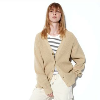 ユニクロ(UNIQLO)のUNIQLO ミドルゲージVネックカーディガン M(カーディガン)