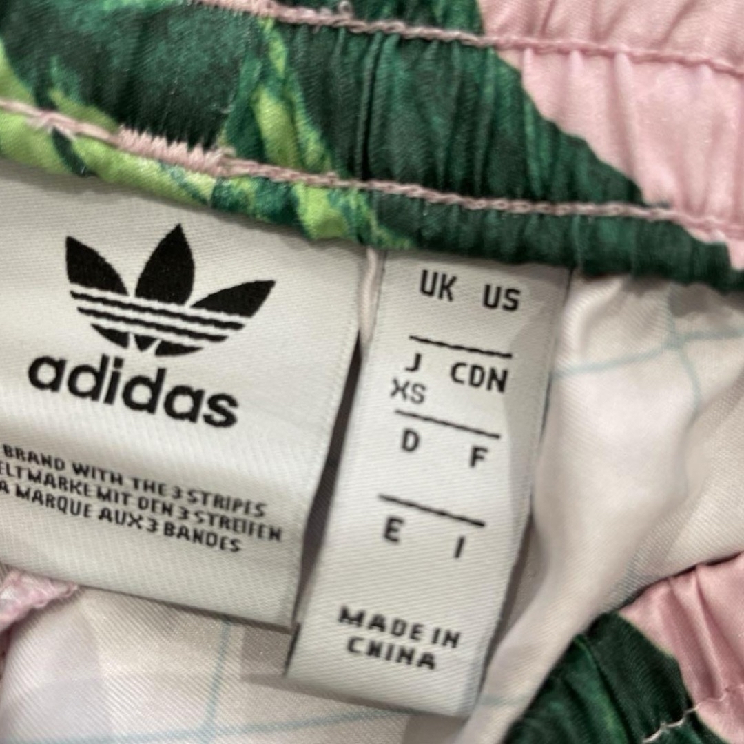 Originals（adidas）(オリジナルス)のadidasoriginals ショートパンツ　XS 3本線　ファーム レディースのパンツ(ショートパンツ)の商品写真