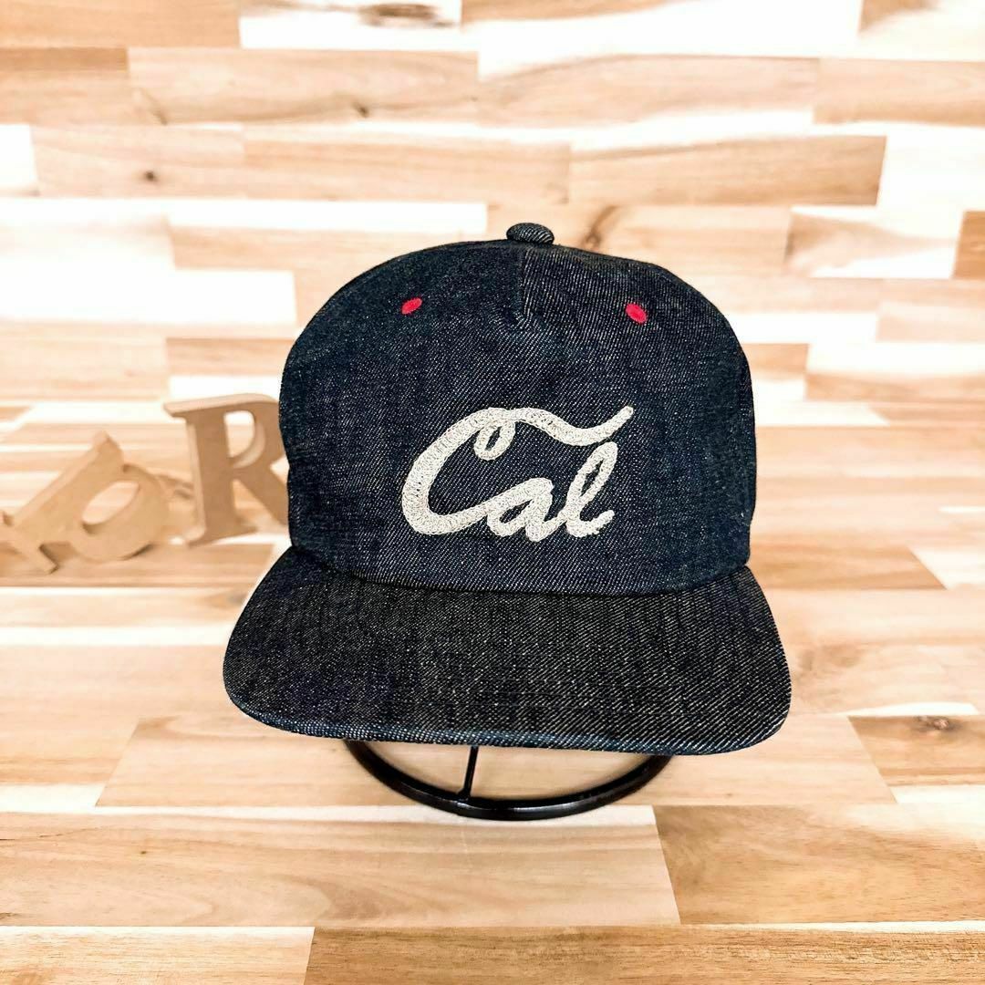 CA4LA(カシラ)の【カシラ】CA4LA 刺繍ロゴ リネン デニム キャップ ユーズド加工 紺×赤 メンズの帽子(キャップ)の商品写真