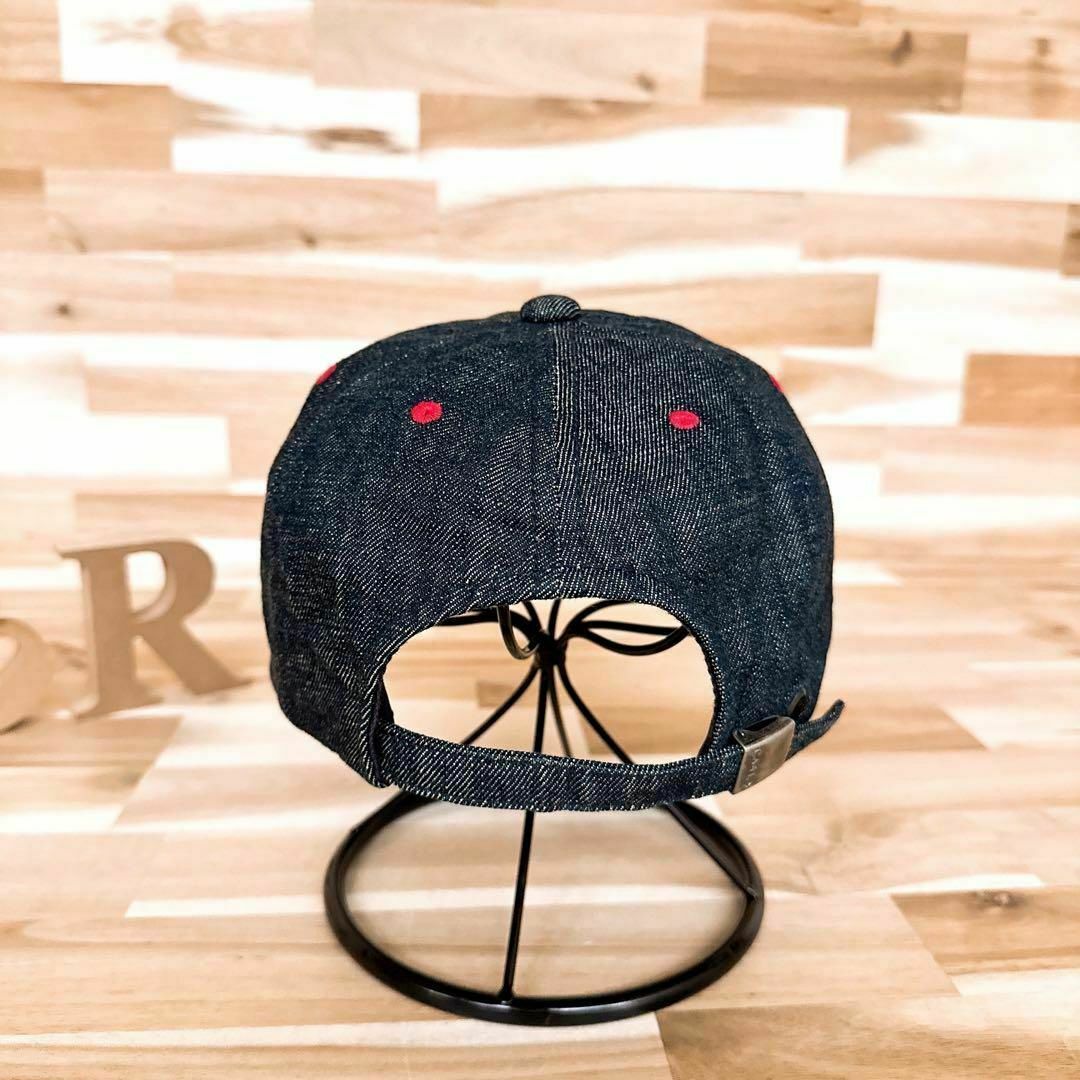 CA4LA(カシラ)の【カシラ】CA4LA 刺繍ロゴ リネン デニム キャップ ユーズド加工 紺×赤 メンズの帽子(キャップ)の商品写真