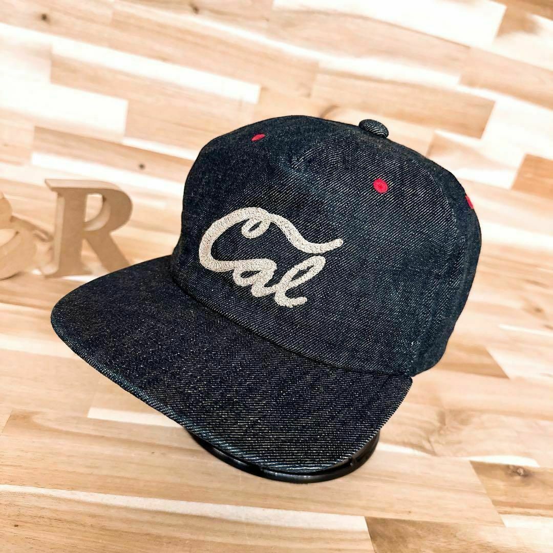 CA4LA(カシラ)の【カシラ】CA4LA 刺繍ロゴ リネン デニム キャップ ユーズド加工 紺×赤 メンズの帽子(キャップ)の商品写真