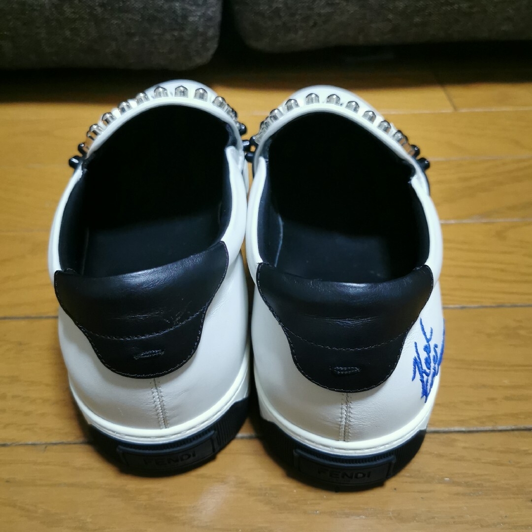 FENDI(フェンディ)のFENDI スニーカー 靴 白×黒 サイズ８ 室内の試し履きのみ、外では未使用品 メンズの靴/シューズ(スニーカー)の商品写真