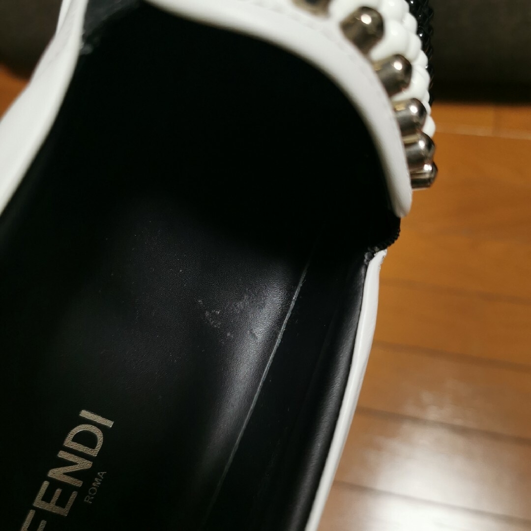 FENDI(フェンディ)のFENDI スニーカー 靴 白×黒 サイズ８ 室内の試し履きのみ、外では未使用品 メンズの靴/シューズ(スニーカー)の商品写真