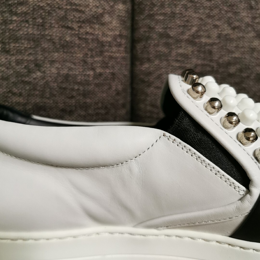 FENDI(フェンディ)のFENDI スニーカー 靴 白×黒 サイズ８ 室内の試し履きのみ、外では未使用品 メンズの靴/シューズ(スニーカー)の商品写真