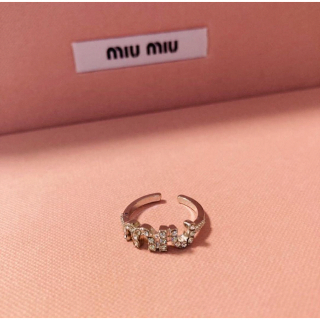 miumiu(ミュウミュウ)の〚新品〛 miuシルバー ロゴリング レディースのアクセサリー(リング(指輪))の商品写真