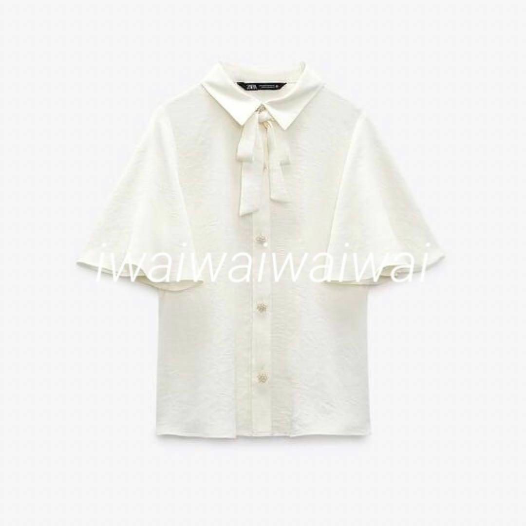 ZARA(ザラ)の新品 ZARA L パール ボタン リボン タイ ブラウス レディースのトップス(シャツ/ブラウス(半袖/袖なし))の商品写真