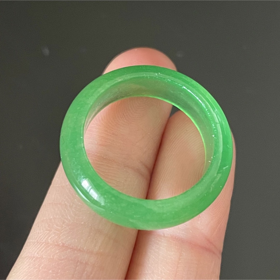 天然石.成功の石.緑翡翠.リング指輪の内径約17.3ｍｍ幅約6.5ｍｍ レディースのアクセサリー(リング(指輪))の商品写真