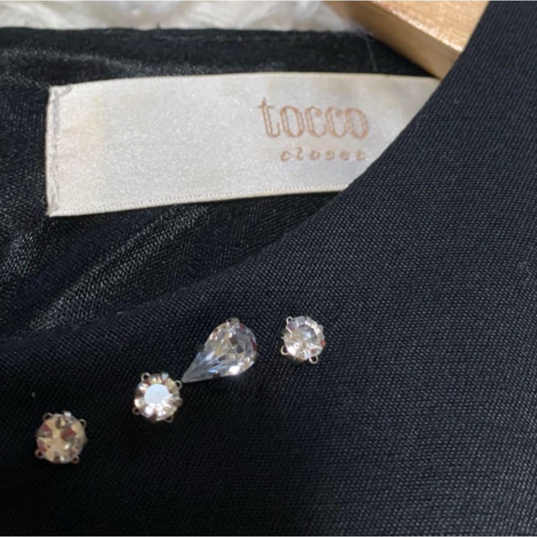 TOCCO closet(トッコクローゼット)のトッコクローゼット　ネックラインビジュー　フリル袖　ワンピース　ブラック レディースのワンピース(ひざ丈ワンピース)の商品写真