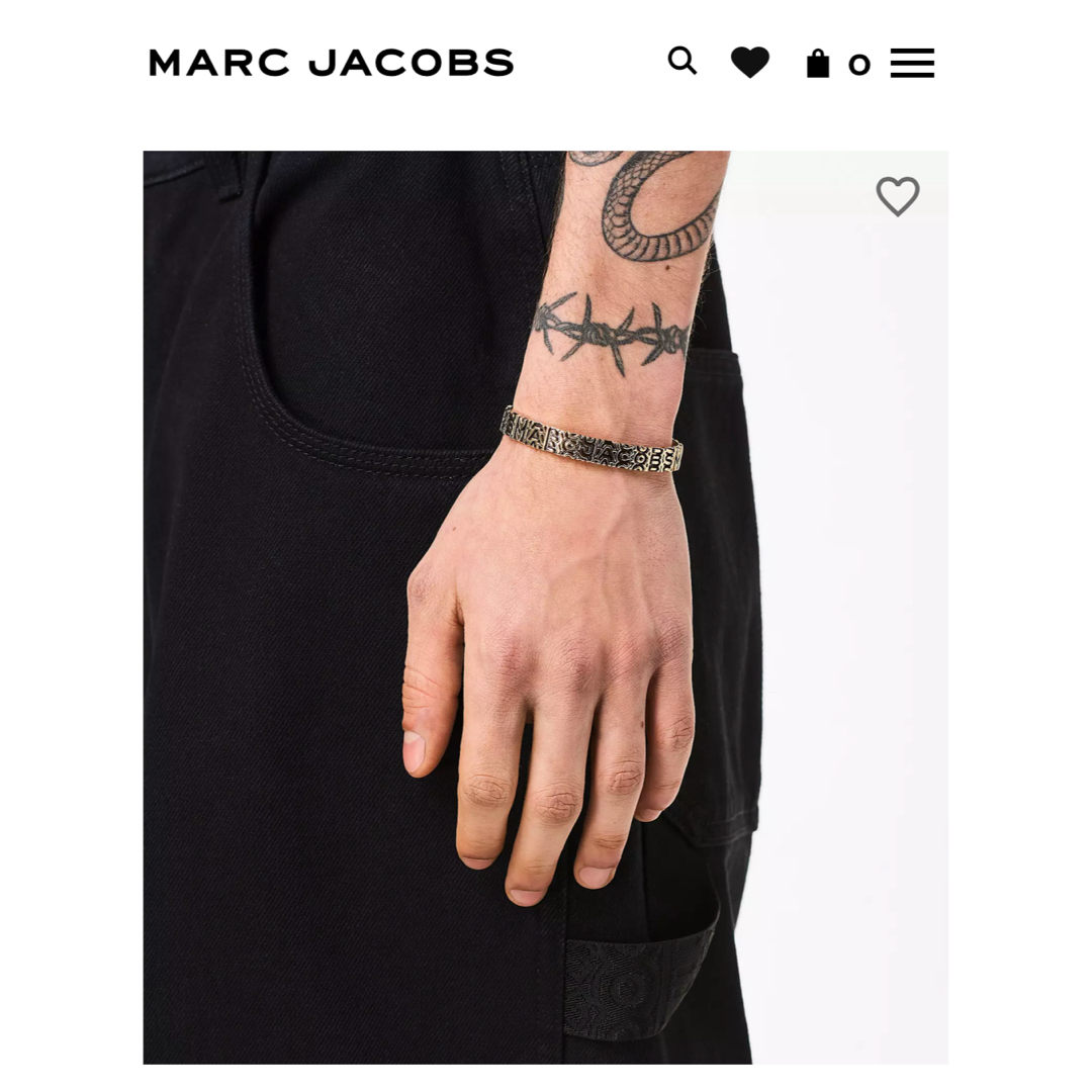 MARC JACOBS(マークジェイコブス)のモノグラム マーク ジェイコブス エングレイヴド バングル　marcjacobs レディースのアクセサリー(ブレスレット/バングル)の商品写真