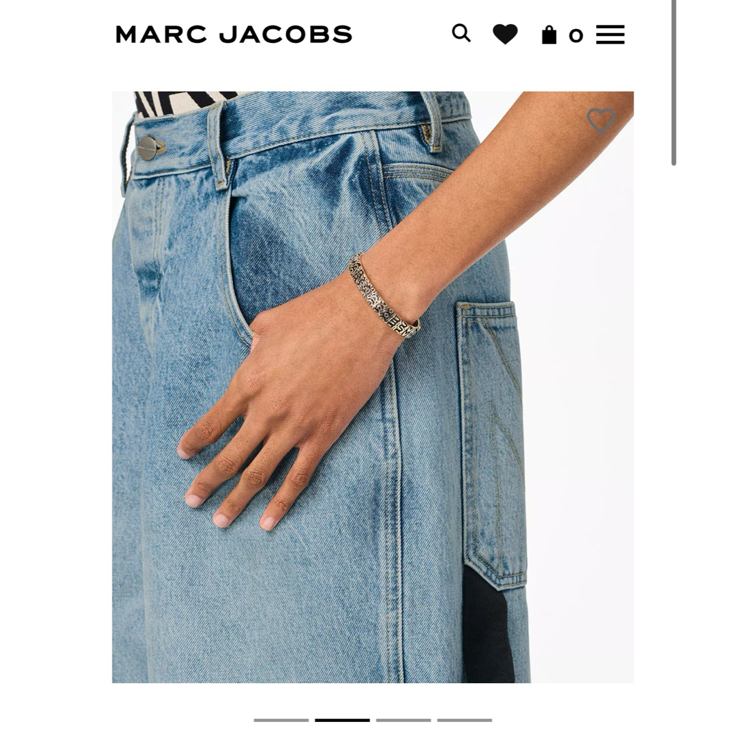 MARC JACOBS(マークジェイコブス)のモノグラム マーク ジェイコブス エングレイヴド バングル　marcjacobs レディースのアクセサリー(ブレスレット/バングル)の商品写真