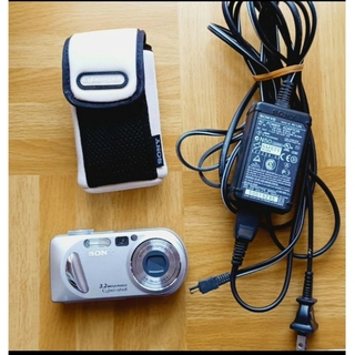 ソニー(SONY)のデジタルカメラ サイバーショット P8 シルバー(コンパクトデジタルカメラ)