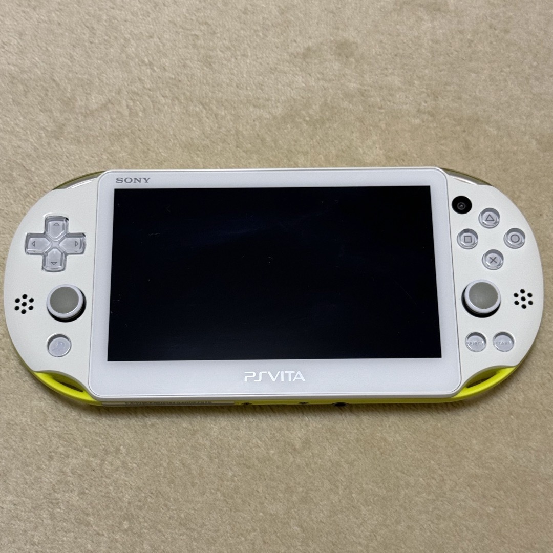 PlayStation Vita(プレイステーションヴィータ)のPSVita PCH-2000 ほぼ新品です エンタメ/ホビーのゲームソフト/ゲーム機本体(携帯用ゲーム機本体)の商品写真