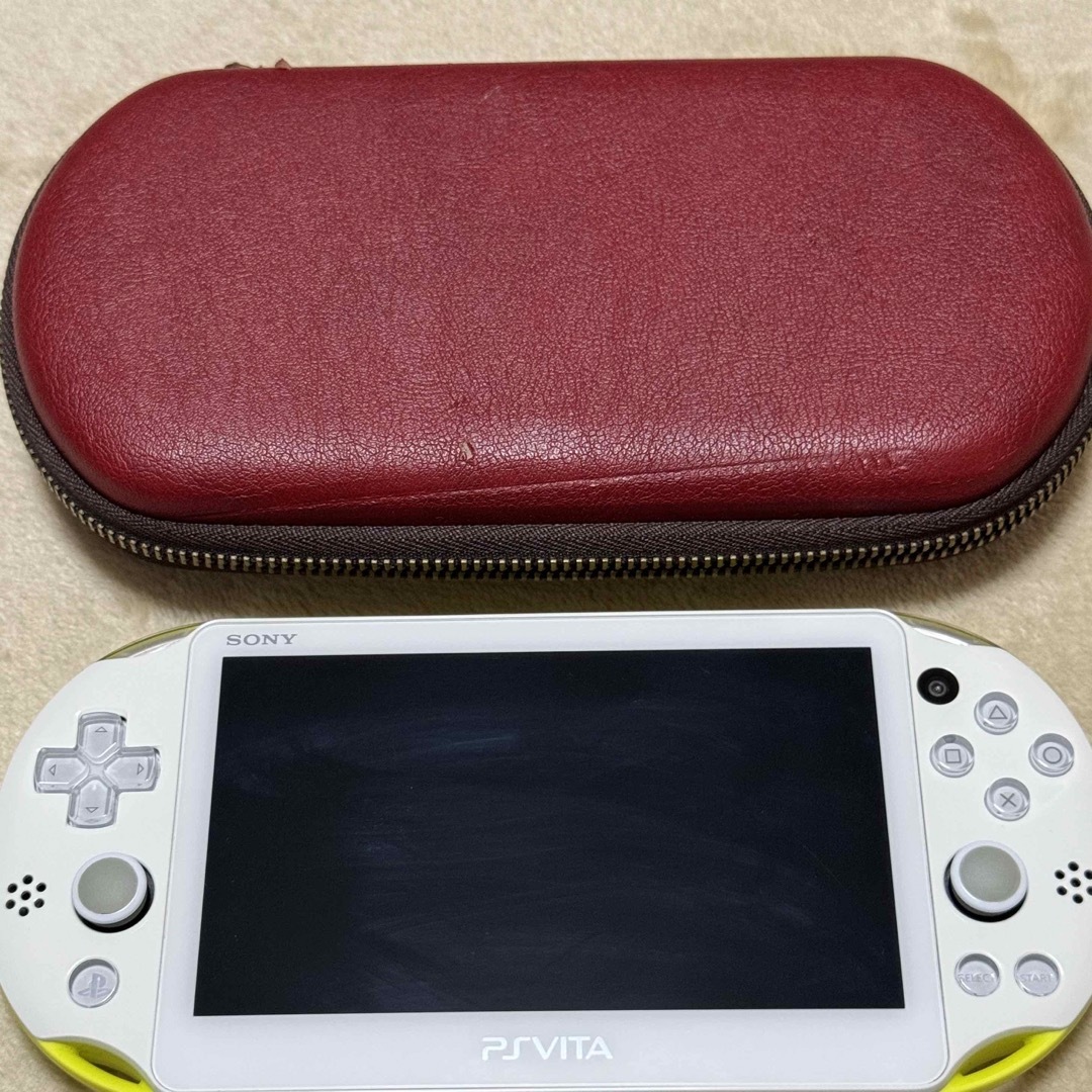 PlayStation Vita(プレイステーションヴィータ)のPSVita PCH-2000 ほぼ新品です エンタメ/ホビーのゲームソフト/ゲーム機本体(携帯用ゲーム機本体)の商品写真