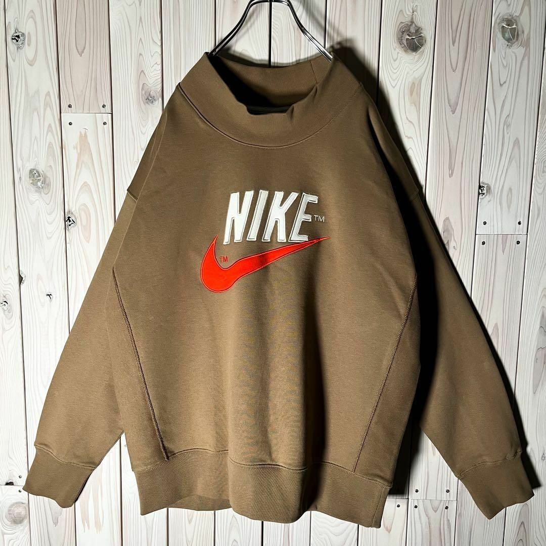 NIKE(ナイキ)の【新品 XL】ナイキ NIKE スウッシュ 刺繍ロゴ モックネック スウェット メンズのトップス(スウェット)の商品写真