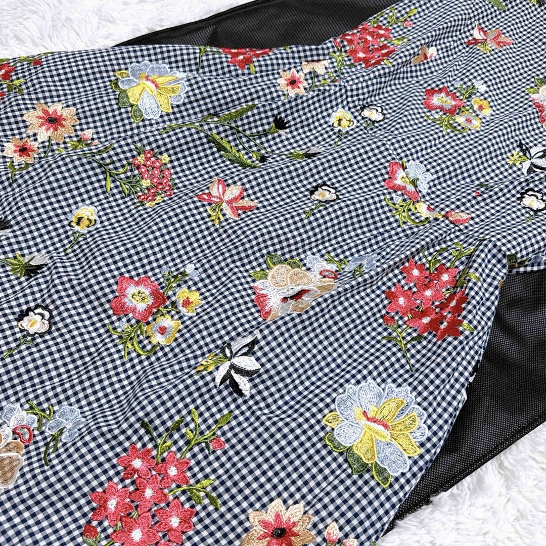 TOCCA(トッカ)のTOCCA 刺繍 花柄 ギンガムチェック ネイビー ホワイト フレア 4サイズ レディースのワンピース(ひざ丈ワンピース)の商品写真