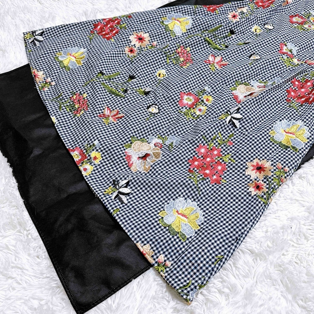 TOCCA(トッカ)のTOCCA 刺繍 花柄 ギンガムチェック ネイビー ホワイト フレア 4サイズ レディースのワンピース(ひざ丈ワンピース)の商品写真