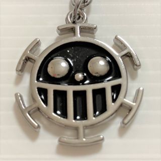 【ONE PIECE】ロー 海賊旗マーク キーホルダー【シルバー×黒】⑤(キーホルダー)