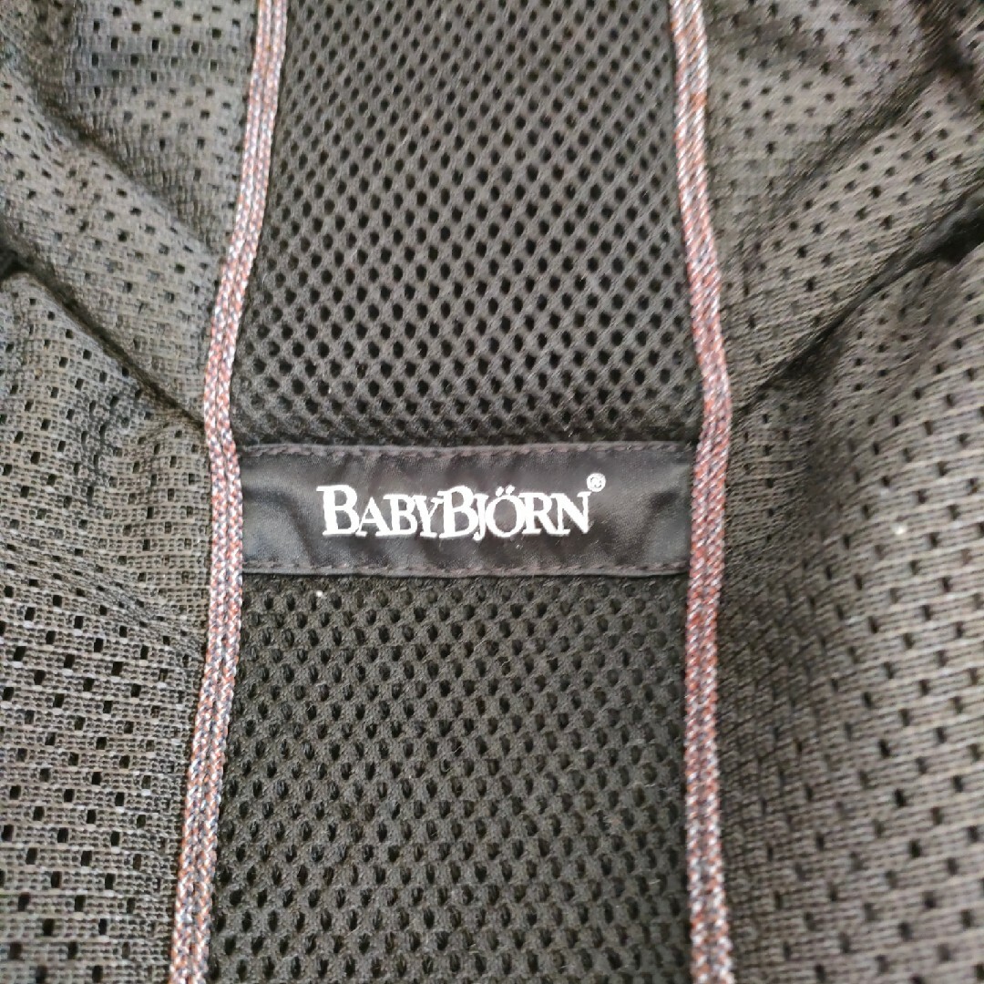 BABYBJORN(ベビービョルン)の抱っこ紐　ベビービョルン　ベビーキャリア　ミラクル　エアリーメッシュ　ブラック キッズ/ベビー/マタニティの外出/移動用品(抱っこひも/おんぶひも)の商品写真