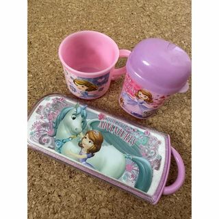 ディズニー(Disney)のソフィア　トリオセット　コップ　おしぼりケース　女の子(弁当用品)