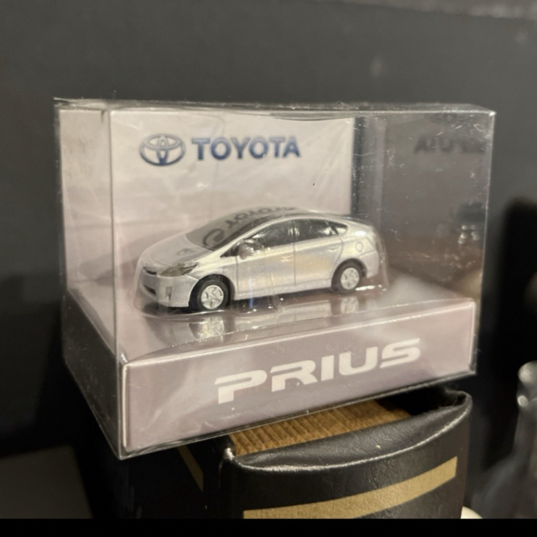トヨタ　プリウス　ミニカー　silver エンタメ/ホビーのおもちゃ/ぬいぐるみ(ミニカー)の商品写真