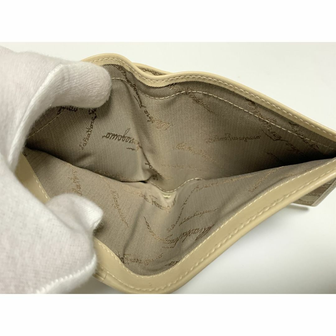 Salvatore Ferragamo(サルヴァトーレフェラガモ)のフェラガモ 二つ折り 財布 白 ウォレット jts2 レディースのファッション小物(財布)の商品写真