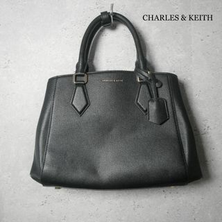 チャールズアンドキース(Charles and Keith)の良品 綺麗 チャールズ＆キース レザー 底鋲 台形 ハンドバッグ 黒 ブラック(ハンドバッグ)