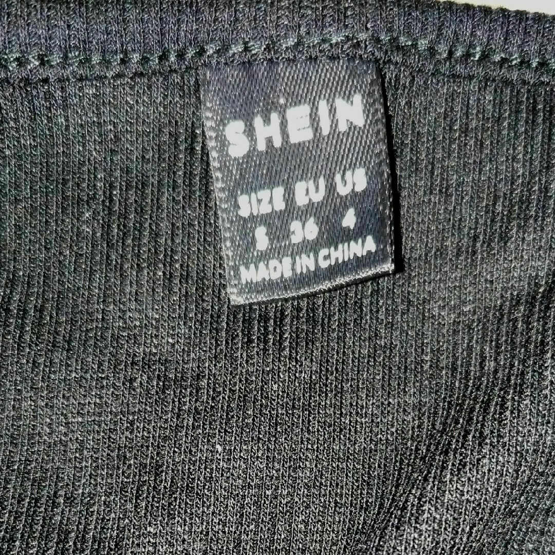 SHEIN(シーイン)のSHEIN 　クロップド トップス　黒 レディースのトップス(タンクトップ)の商品写真