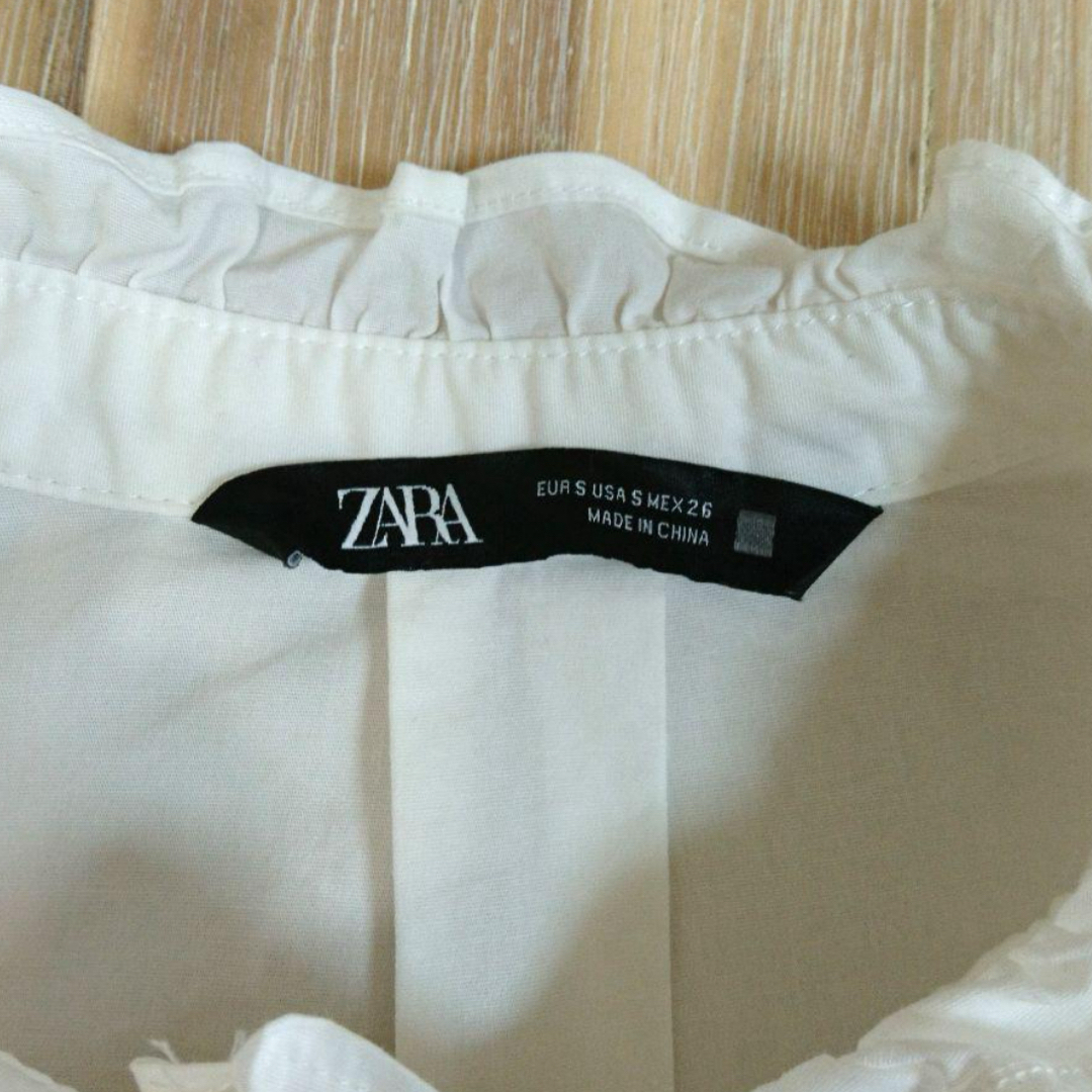 ZARA(ザラ)のZARA フリルシャツ　スーツインナー 卒園式 卒業式 結婚式 フォーマルシャツ レディースのトップス(シャツ/ブラウス(長袖/七分))の商品写真