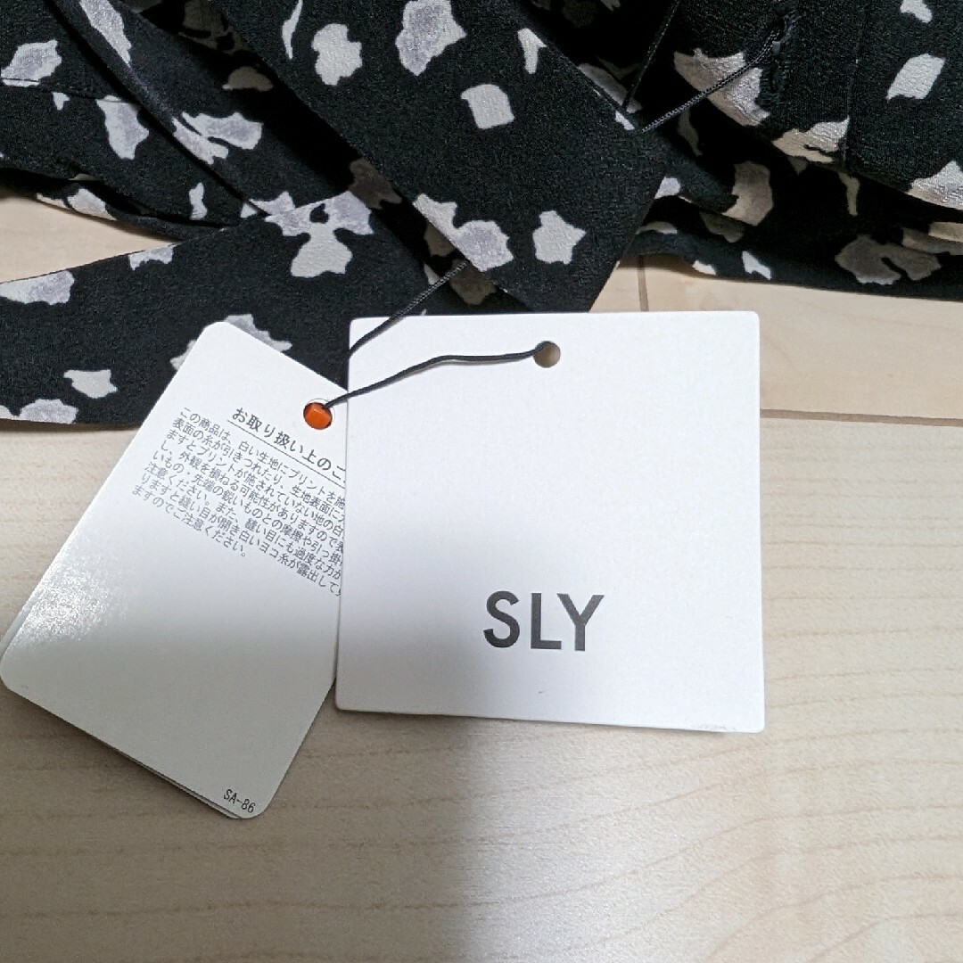 SLY(スライ)の未使用品　SLYスライ　花柄ワンピース　サイズ1 レディースのワンピース(ロングワンピース/マキシワンピース)の商品写真