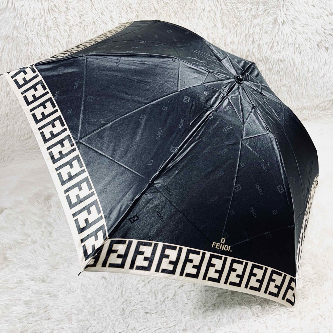 FENDI(フェンディ)の美品】フェンディ　折り畳み傘　ズッカ柄　直径99cm　人気カラー　FF　ブラック レディースのファッション小物(傘)の商品写真