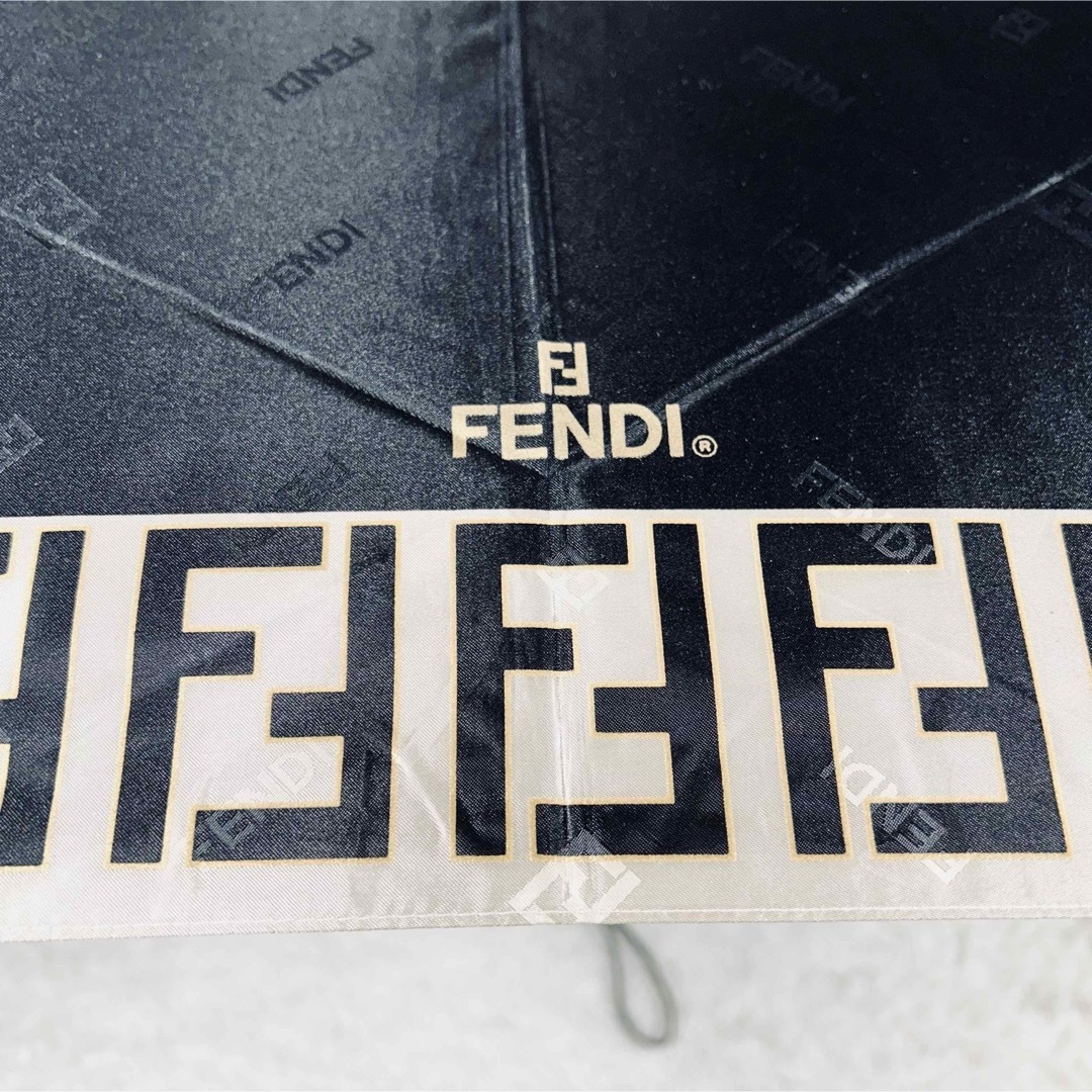 FENDI(フェンディ)の美品】フェンディ　折り畳み傘　ズッカ柄　直径99cm　人気カラー　FF　ブラック レディースのファッション小物(傘)の商品写真