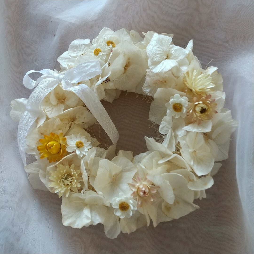 紫陽花のmilkywhiteドライフラワーリース ハンドメイドのフラワー/ガーデン(ドライフラワー)の商品写真