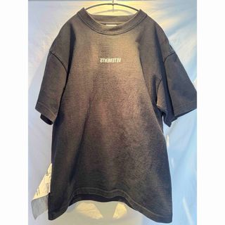 ヴェトモン(VETEMENTS)のvetements ヴェトモン logo label TEE(Tシャツ/カットソー(半袖/袖なし))