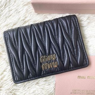 ミュウミュウ(miumiu)の【未使用に近い】現行 MIU MIU マテラッセ カードケース ブラック(名刺入れ/定期入れ)