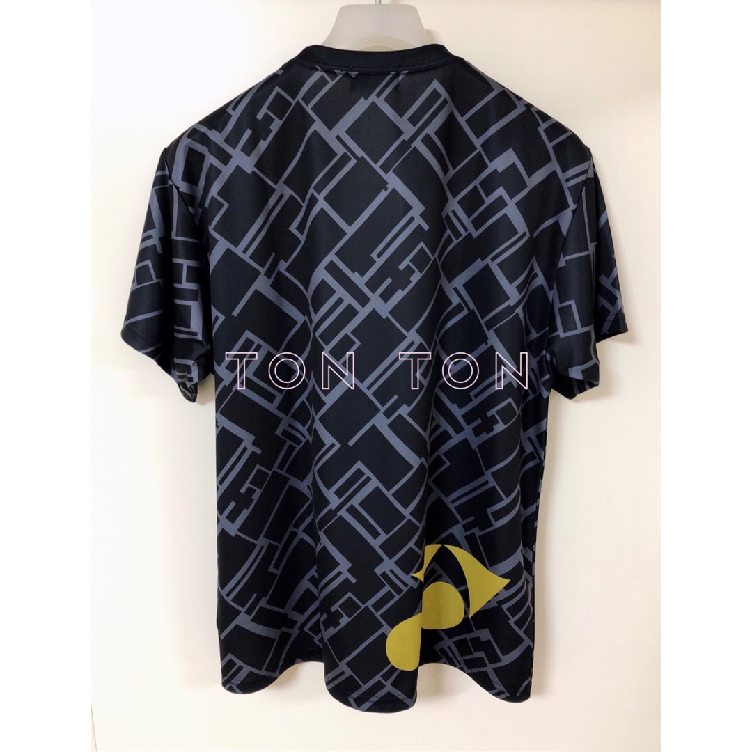 YONEX(ヨネックス)のヨネックス レア  Tシャツ ブラック L　　　【 限定 】黒 × 金 スポーツ/アウトドアのスポーツ/アウトドア その他(バドミントン)の商品写真