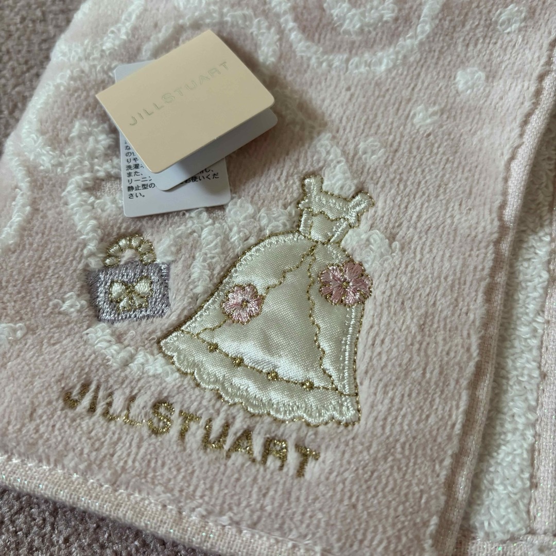 JILLSTUART(ジルスチュアート)の新品未使用タグ付き　ジル　ロゴ入り　刺繍　ドレスモチーフ　ピンク　白　ホワイト レディースのファッション小物(ハンカチ)の商品写真
