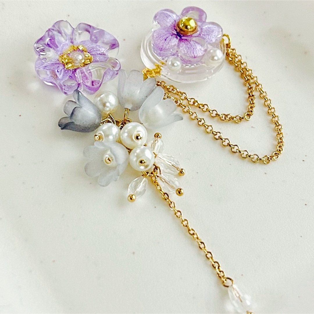 フラワーレジン× アシメ 小花 & gold チェーン★ピアス✳︎イヤリング　紫 ハンドメイドのアクセサリー(ピアス)の商品写真