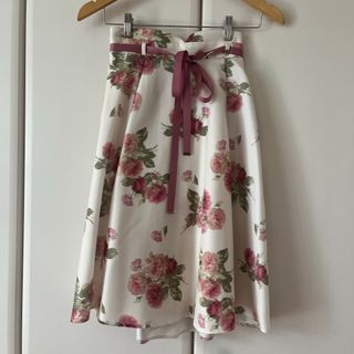 トッコクローゼット(TOCCO closet)のtocco closet ウエストリボン付きバラ柄スカート(ひざ丈スカート)