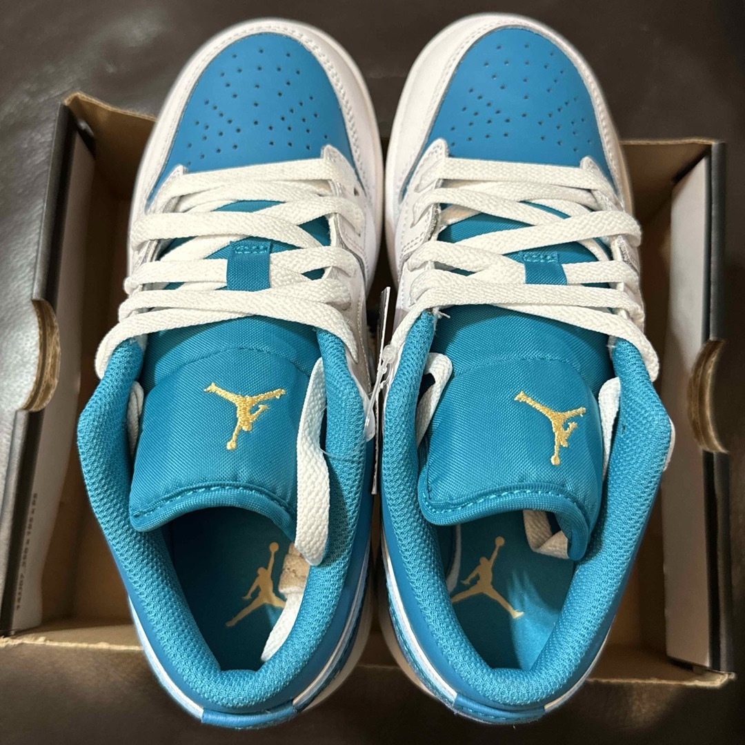 Jordan Brand（NIKE）(ジョーダン)のNIKE AIR JORDAN 1 LOW GS  新品　22.5cm 匿名配送 キッズ/ベビー/マタニティのキッズ靴/シューズ(15cm~)(スニーカー)の商品写真