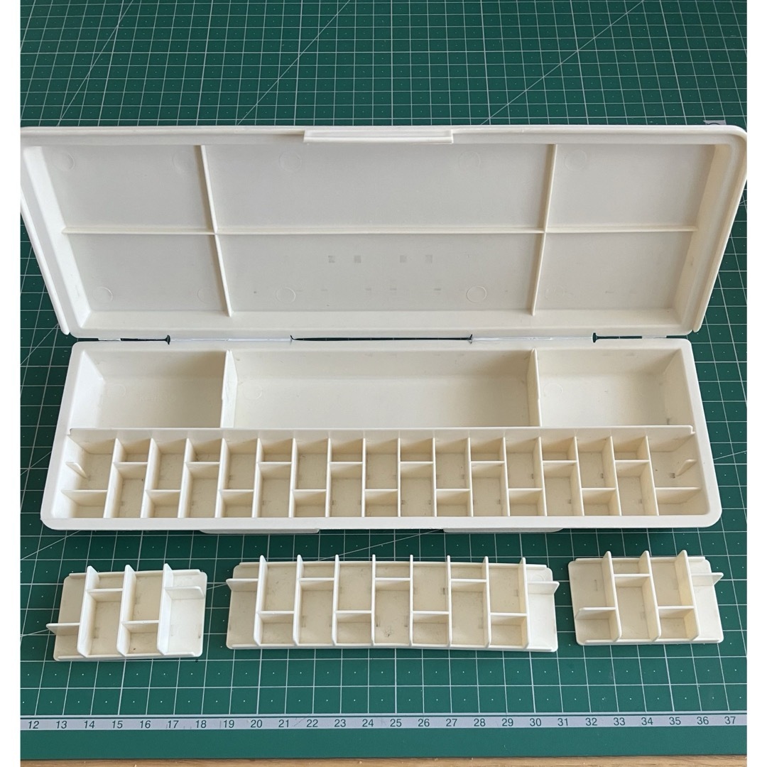 中古　ボビン収納ケース　32個入り　プラスチック製　蓋付き　ベージュ ハンドメイドの素材/材料(その他)の商品写真