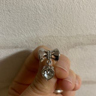 ハート　リボン　ビジュ　ピアス１個(ピアス)