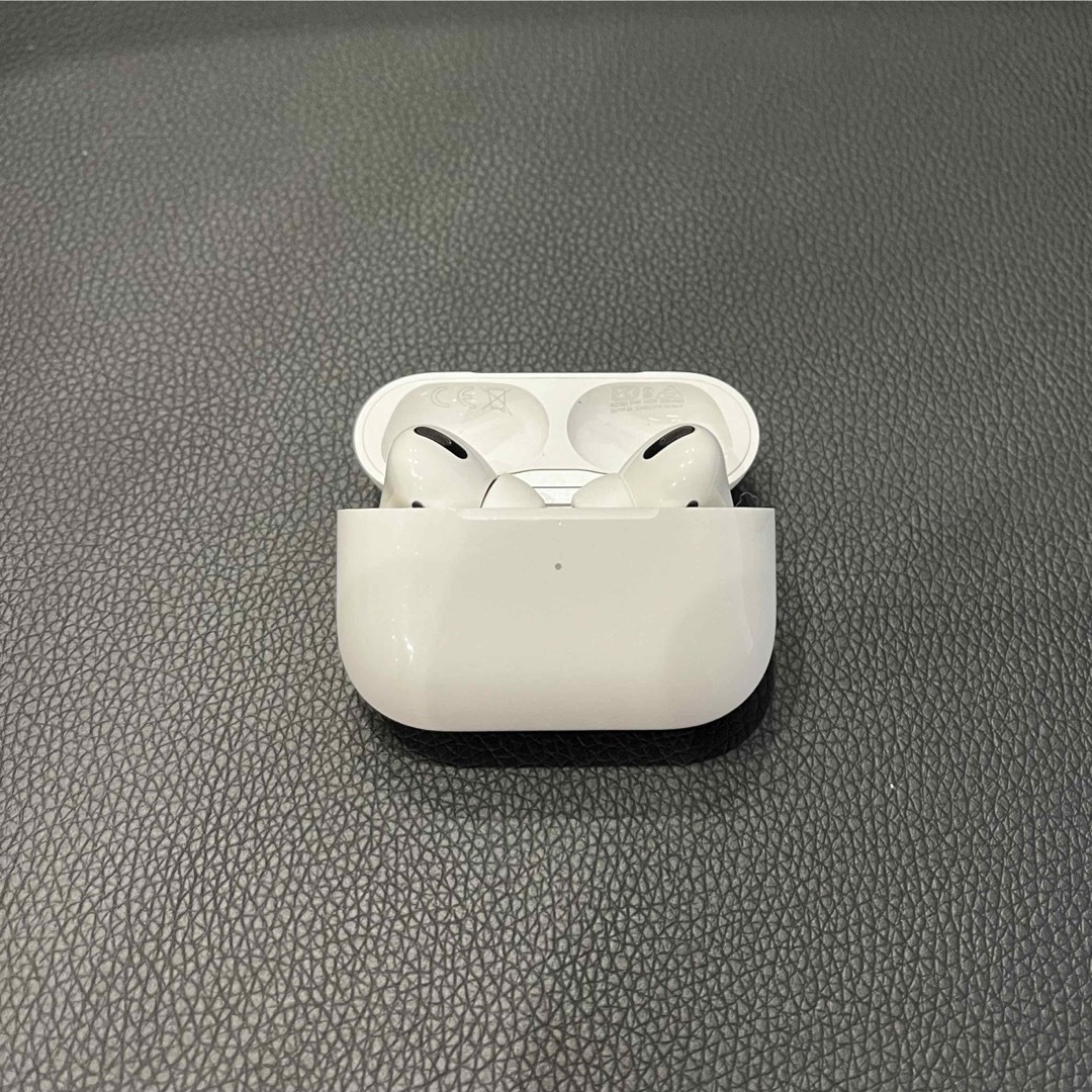 APPLE AirPods Pro 【ジャンク品】 スマホ/家電/カメラのオーディオ機器(ヘッドフォン/イヤフォン)の商品写真