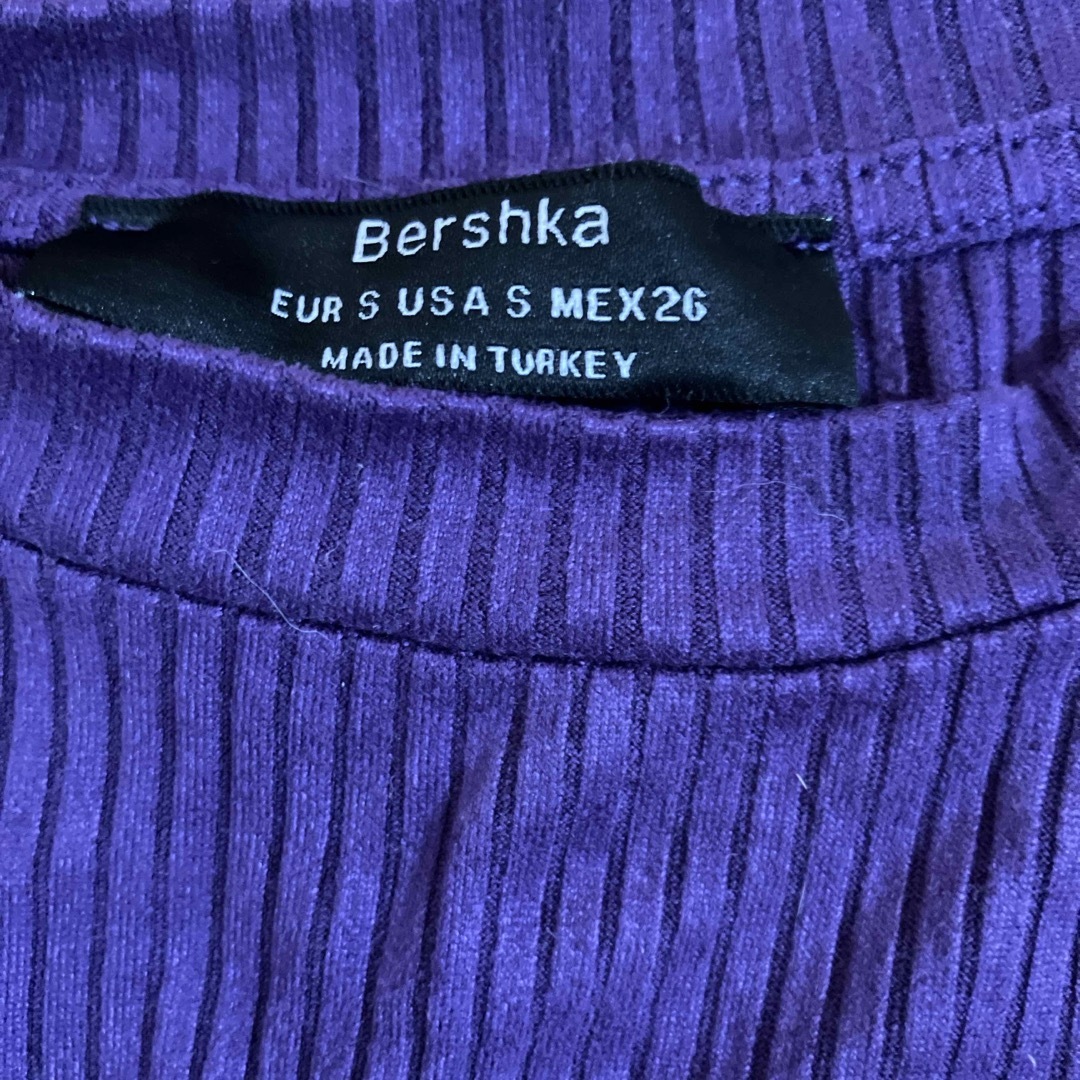 Bershka(ベルシュカ)のクロップトTシャツ レディースのトップス(Tシャツ(半袖/袖なし))の商品写真