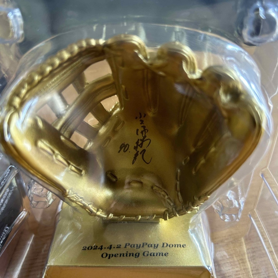 福岡ソフトバンクホークス(フクオカソフトバンクホークス)のソフトバンクホークス　VICTORY GLOVE 小久保裕紀 スポーツ/アウトドアの野球(記念品/関連グッズ)の商品写真