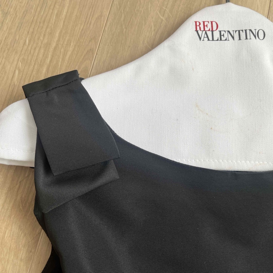RED VALENTINO(レッドヴァレンティノ)のRED VALENTINO黒ワンピース レディースのワンピース(ミニワンピース)の商品写真