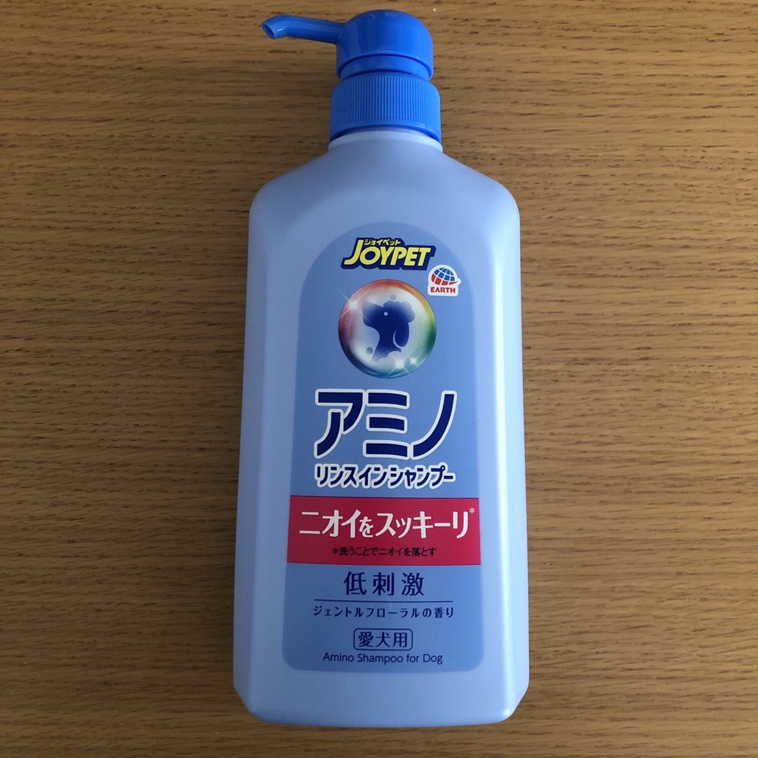 ジョイペットアミノリンスインシャンプーポンプ 550ml＋スリッカーブラシ、クシ その他のペット用品(その他)の商品写真